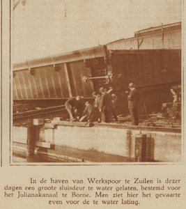 874256 Afbeelding van de tewaterlating van een sluisdeur bestemd voor het Julianakanaal te Borne, in de haven bij de ...